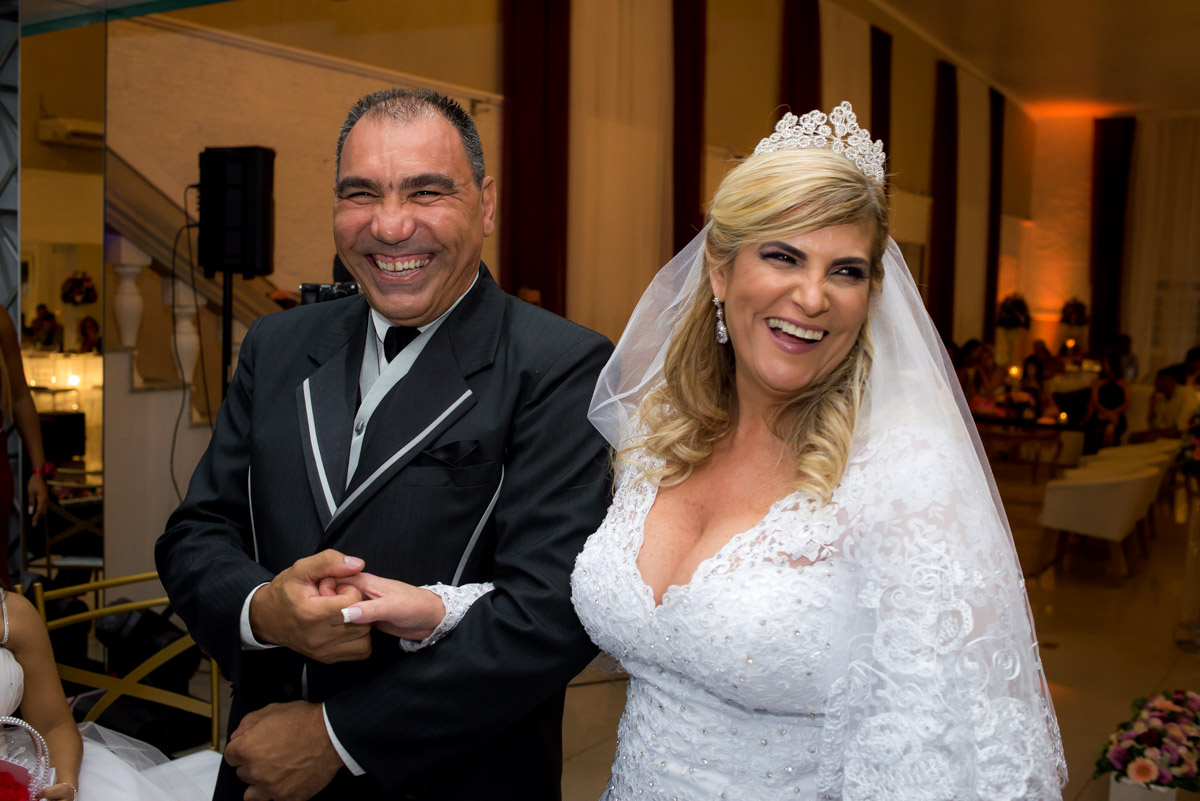 noivos sorridentes fotógrafo fabio doria 