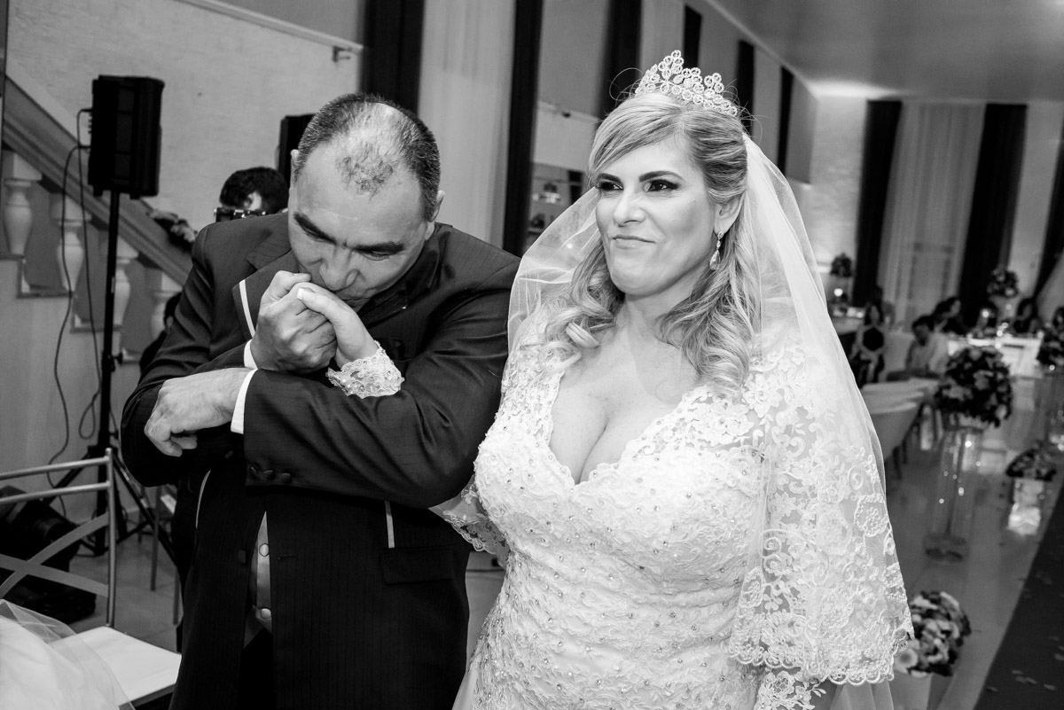 noivo beijando a mão da noiva