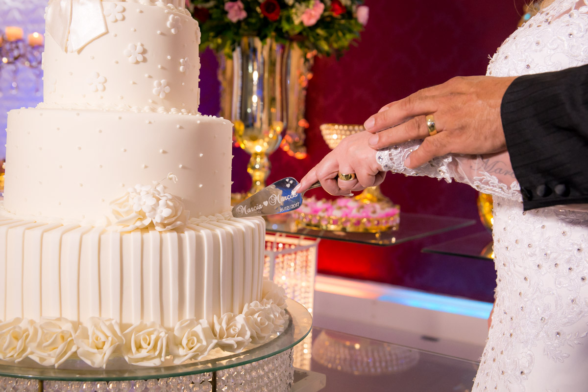 noivos cortando o bolo com espátula personalizada fotógrafo fabio doria 