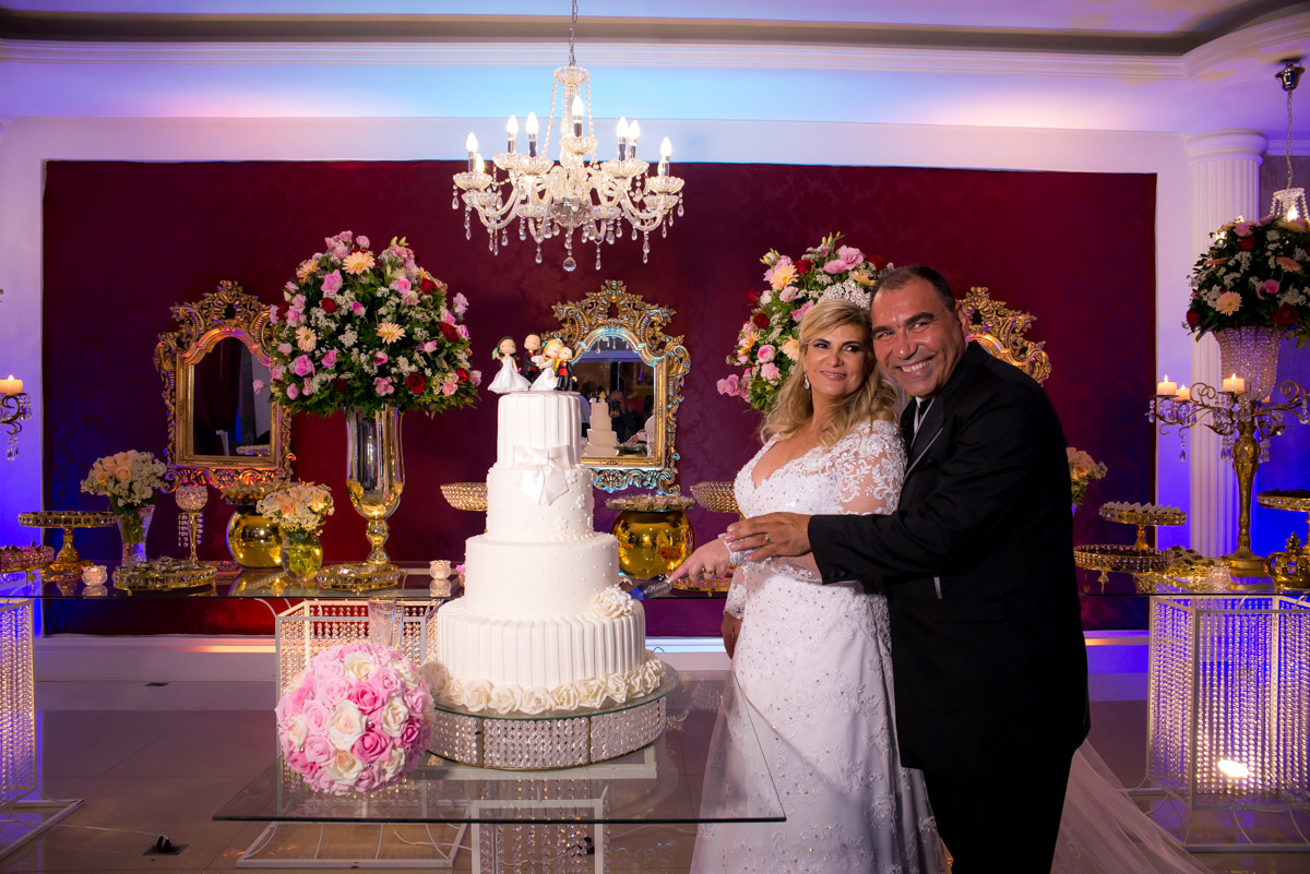 noivos cortando o bolo com fotógrafo fabio doria 