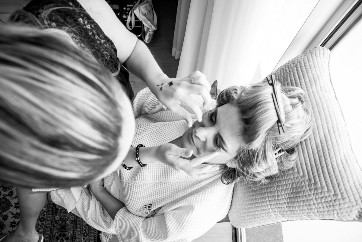 noiva sendo maquiada em ensaio de making of hotel atlântico sul 