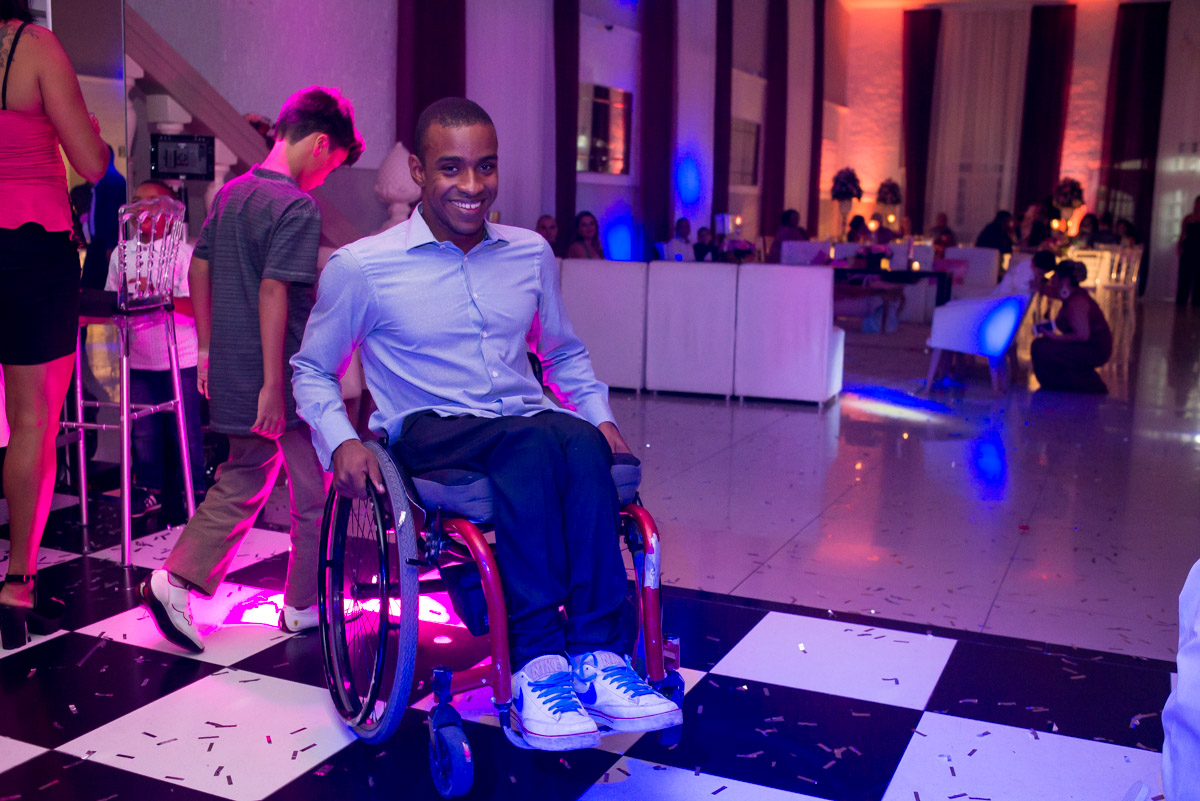 cadeirante na pista de dança