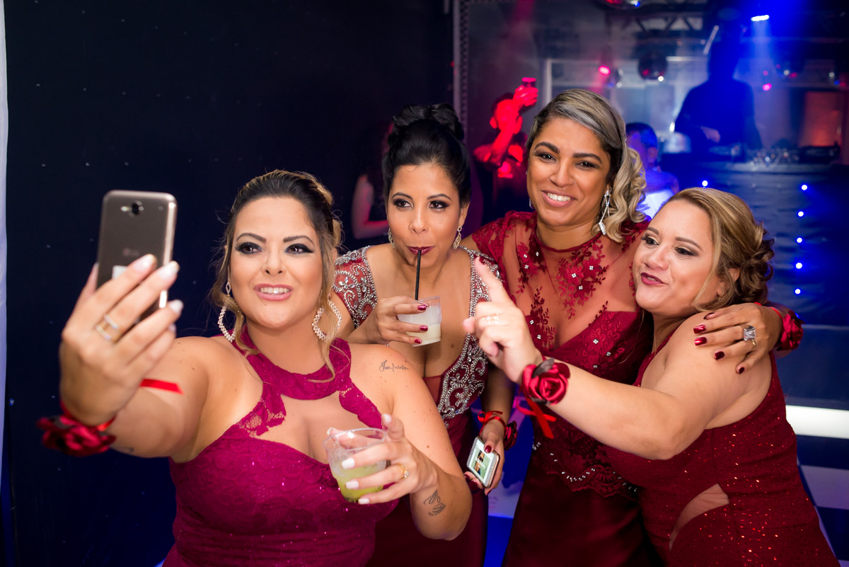 madrinhas curtindo casamento 