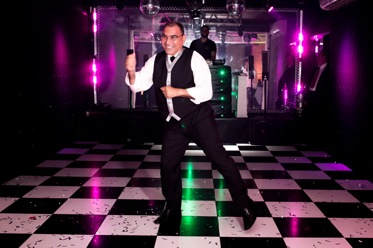 noivo dançando no seu casamento 