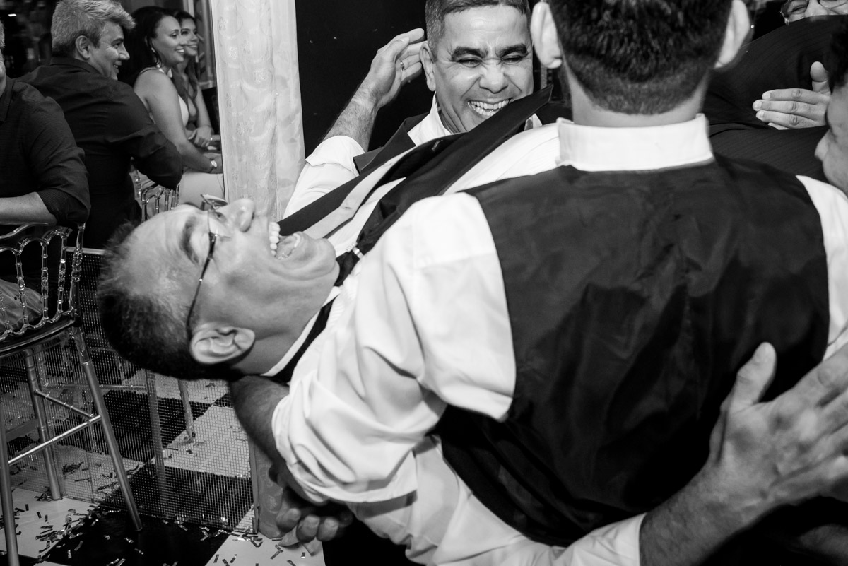 noivo curtindo casamento fotógrafo fabio doria 