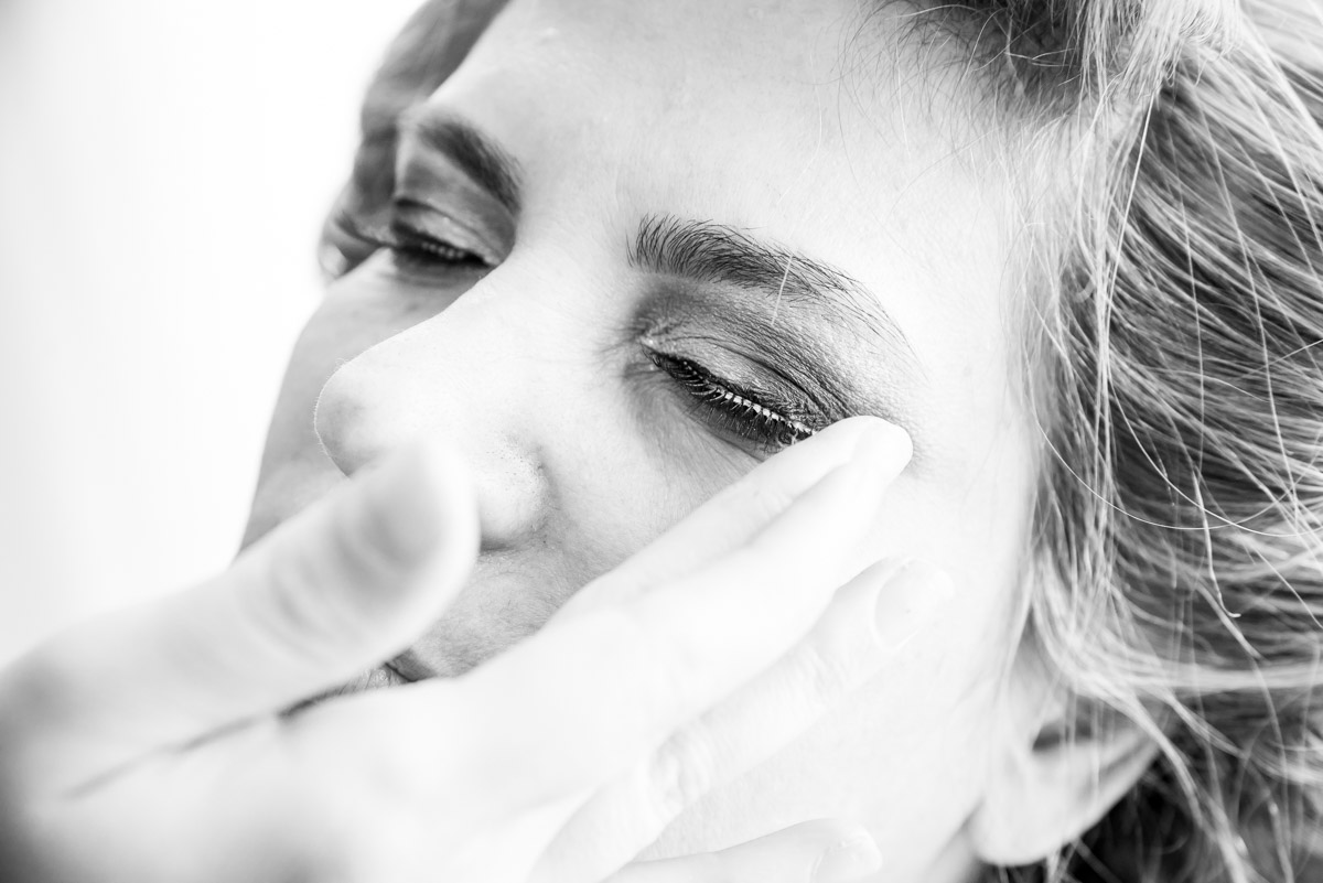 ajustando cílios na noiva em ensaio de making of fotógrafo fabio doria 