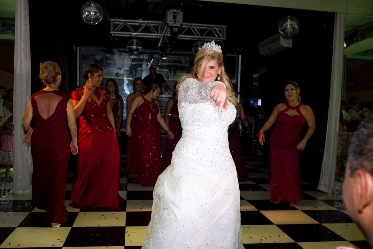 noiva dançando com as madrinhas na pista de dança fotógrafo fabio doria 