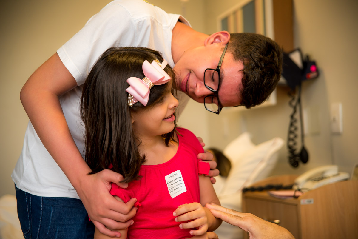 irmãos emocionados com a chegada do caçula