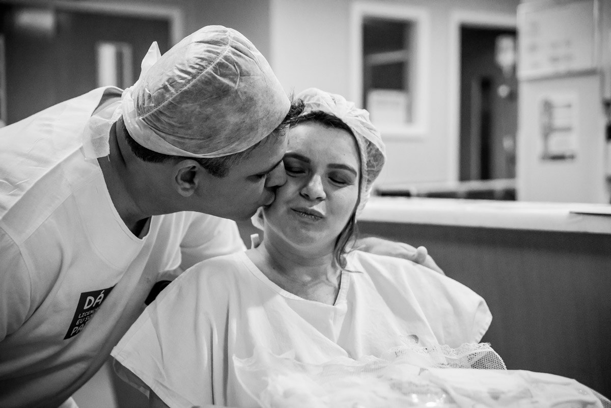 pai entra e assiste parto cesárea 