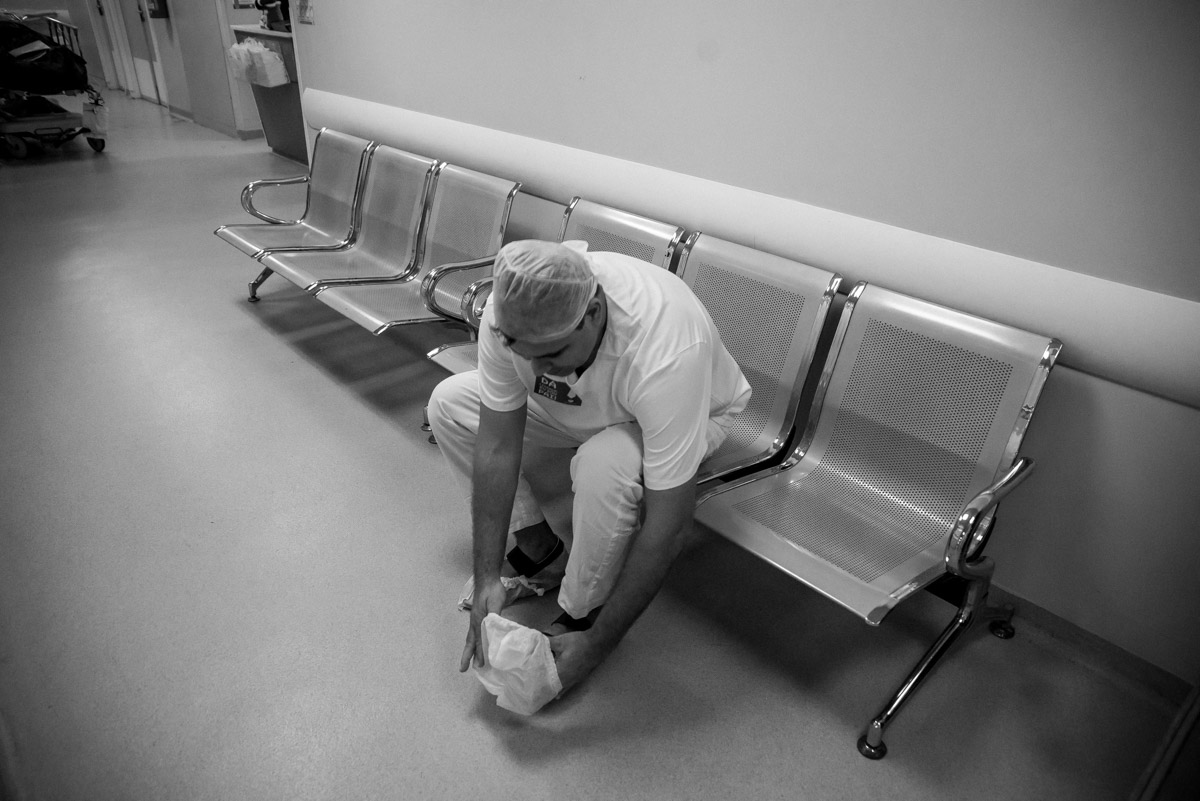 pai se arrumando para assistir parto cesárea 