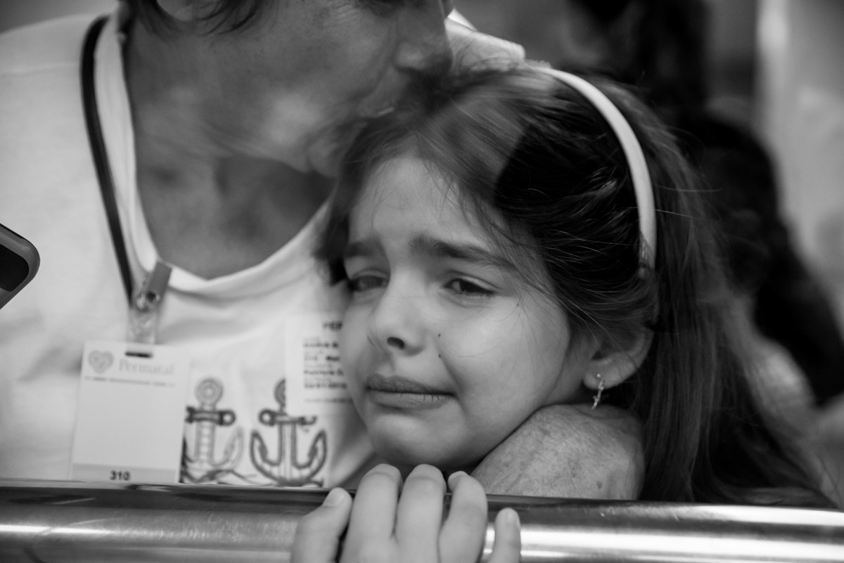irmã emocionada com a chegada do caçula 