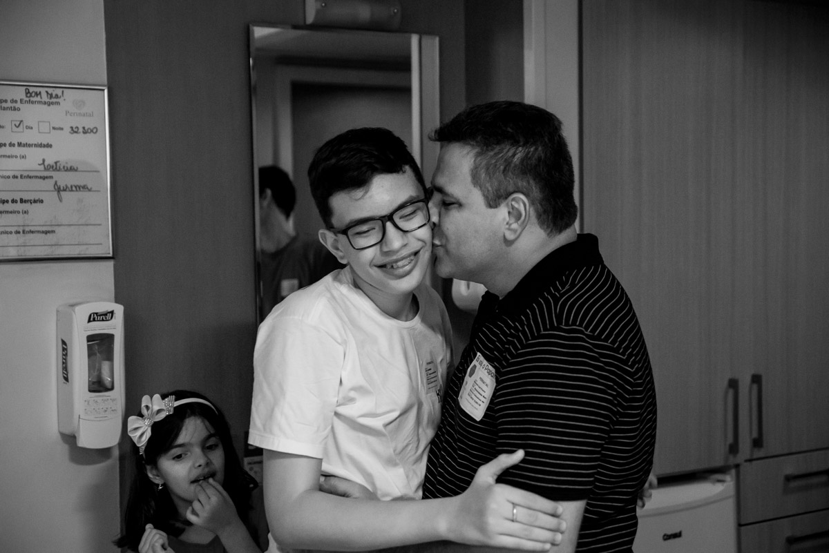 pai emocionado com os filhos na maternidade 