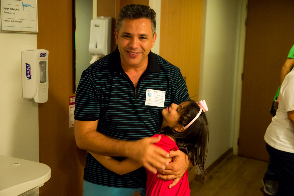 filha abraça o pai na maternidade 