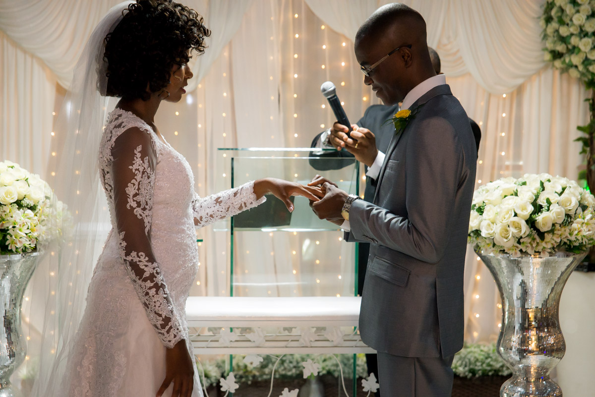 noivo colocando aliança