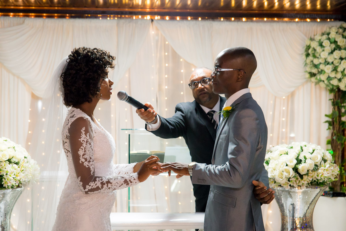 noiva colocando aliança