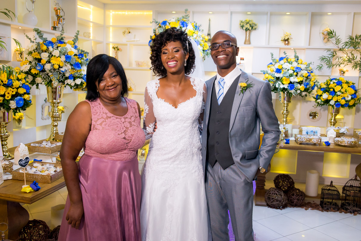 noivos com a mãe da noiva 