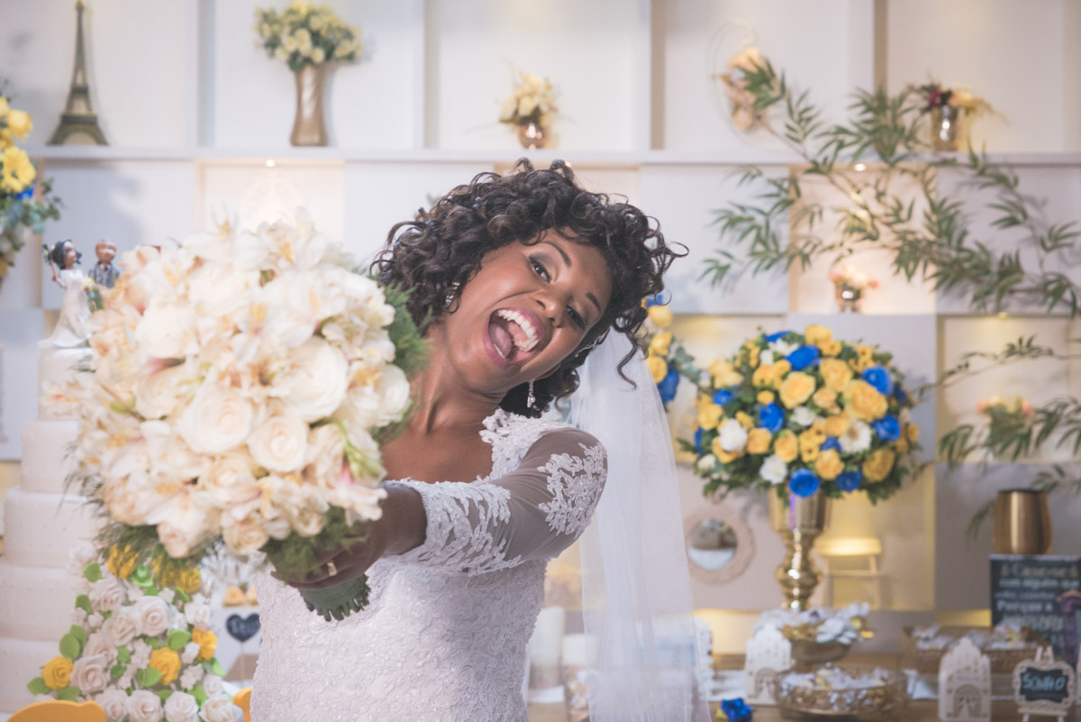 noiva mostrando seu buquê