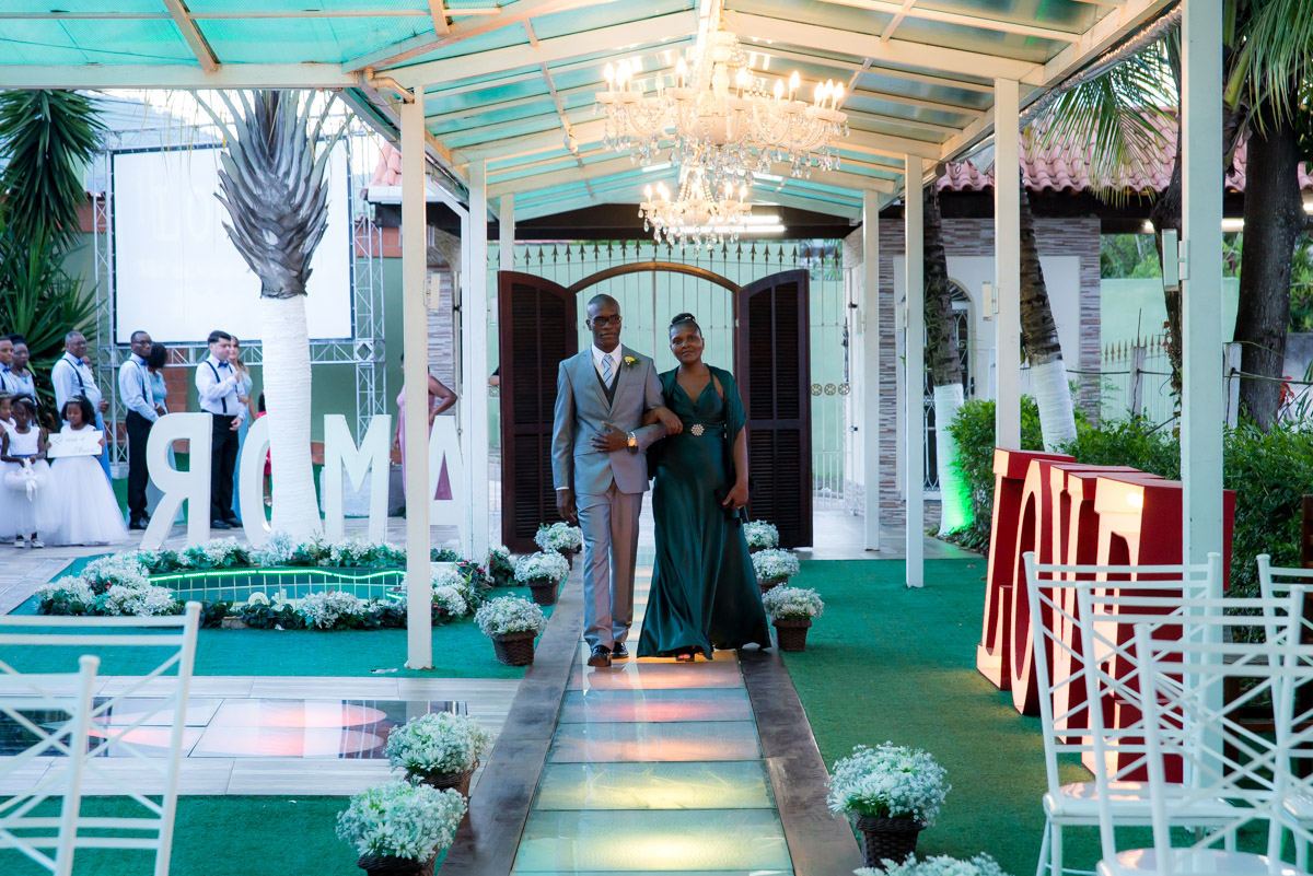 noivo entra com irmã 