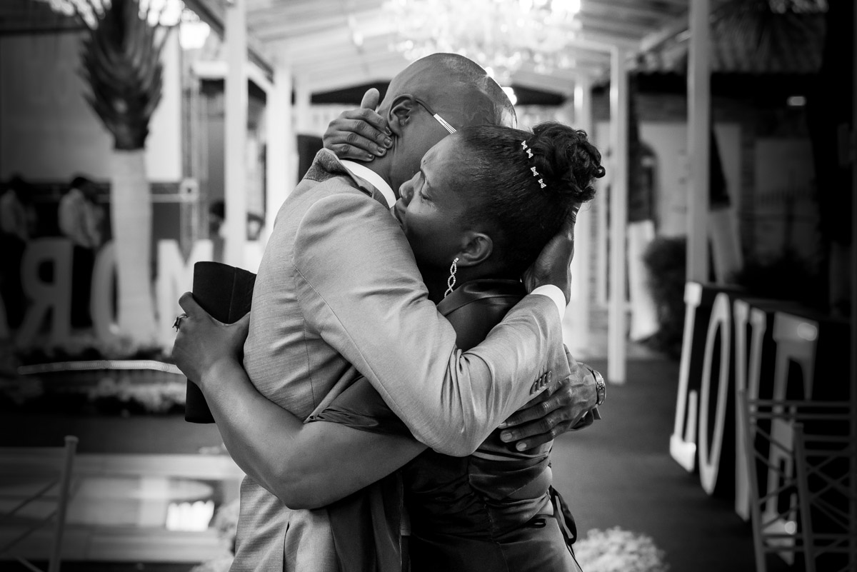 noivo emocionado abraça irmã