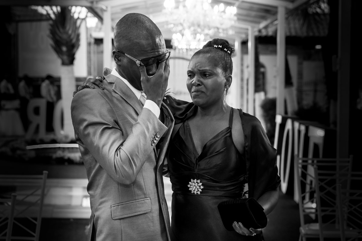 noivo emocionado com a irmã no casamento 