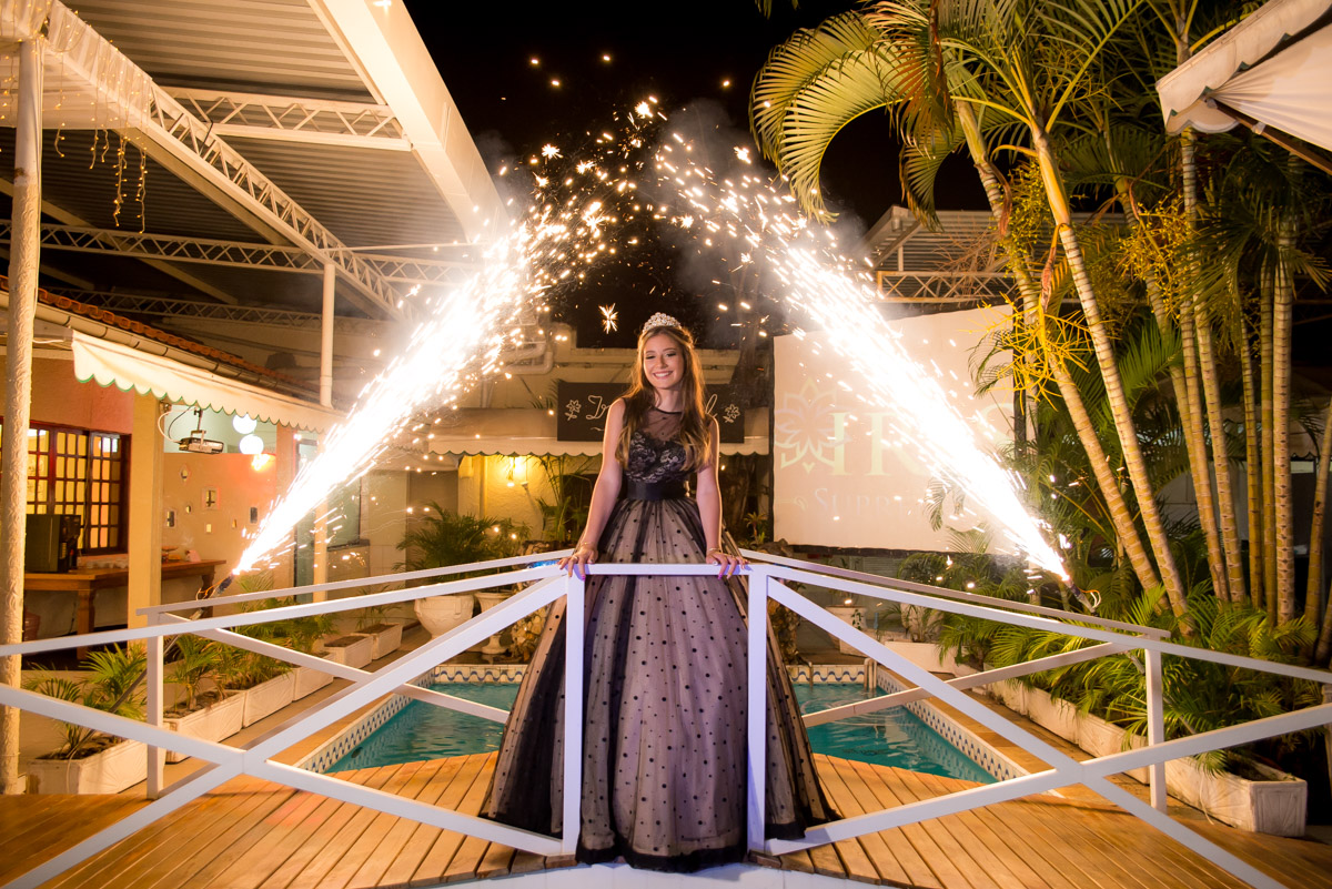 debutante na ponte com fogos indoor fotógrafo fabio doria 