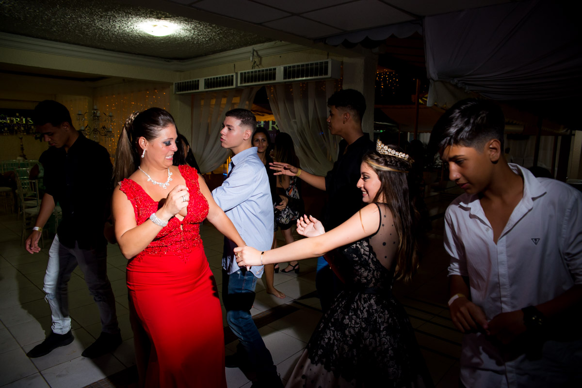mãe dança na pista de dança com a filha na festa de 15 anos
