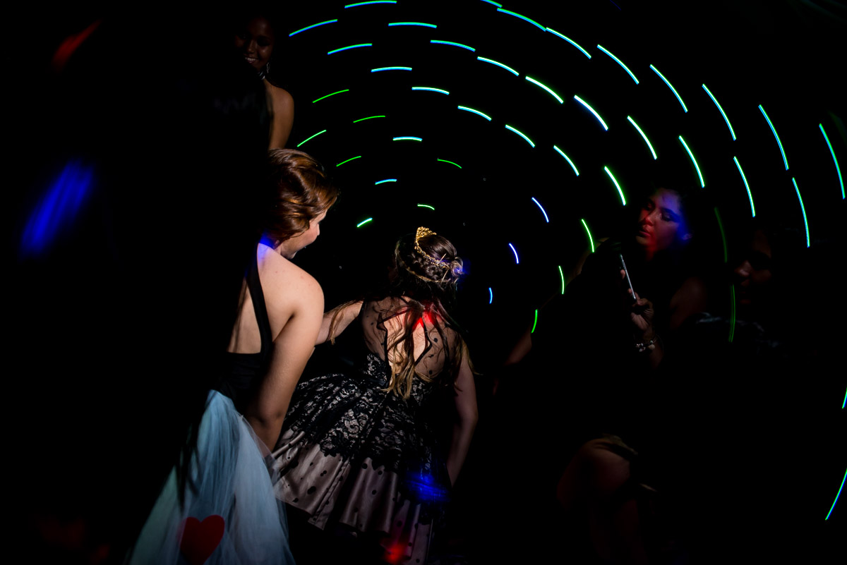 debutante e amigas dançando 