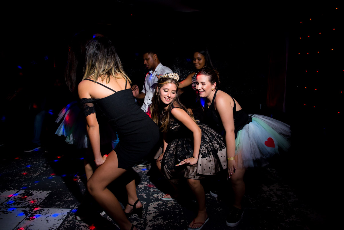 debutante dança com amigas na pista de dança