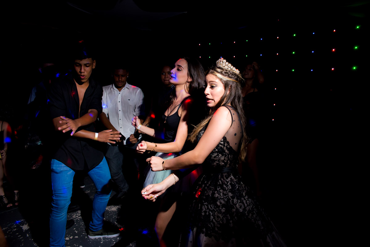 debutante dança com amigas na pista de dança salão iris 