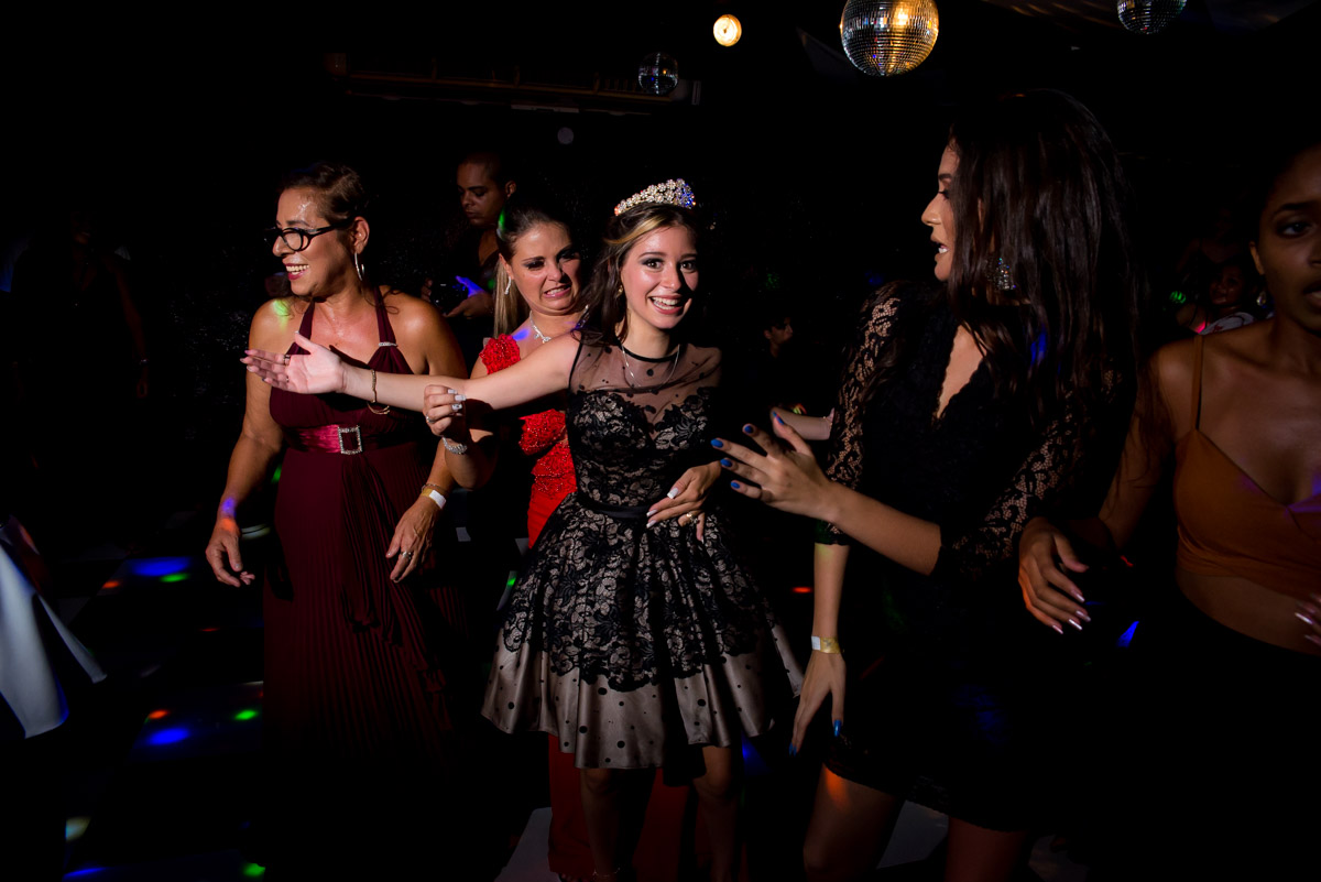 debutante dança com amigas na pista de dança fotógrafo fabio doria 
