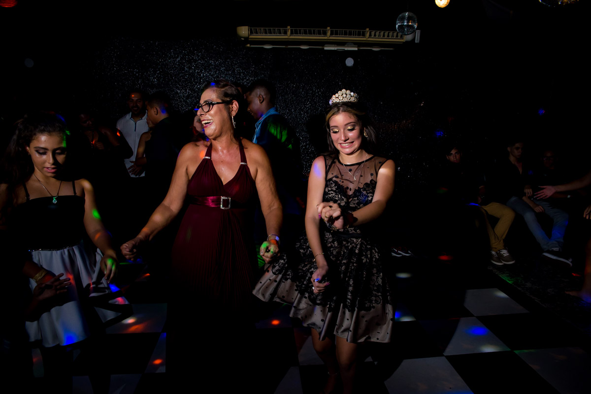 debutante dançando com a família na pista de dança