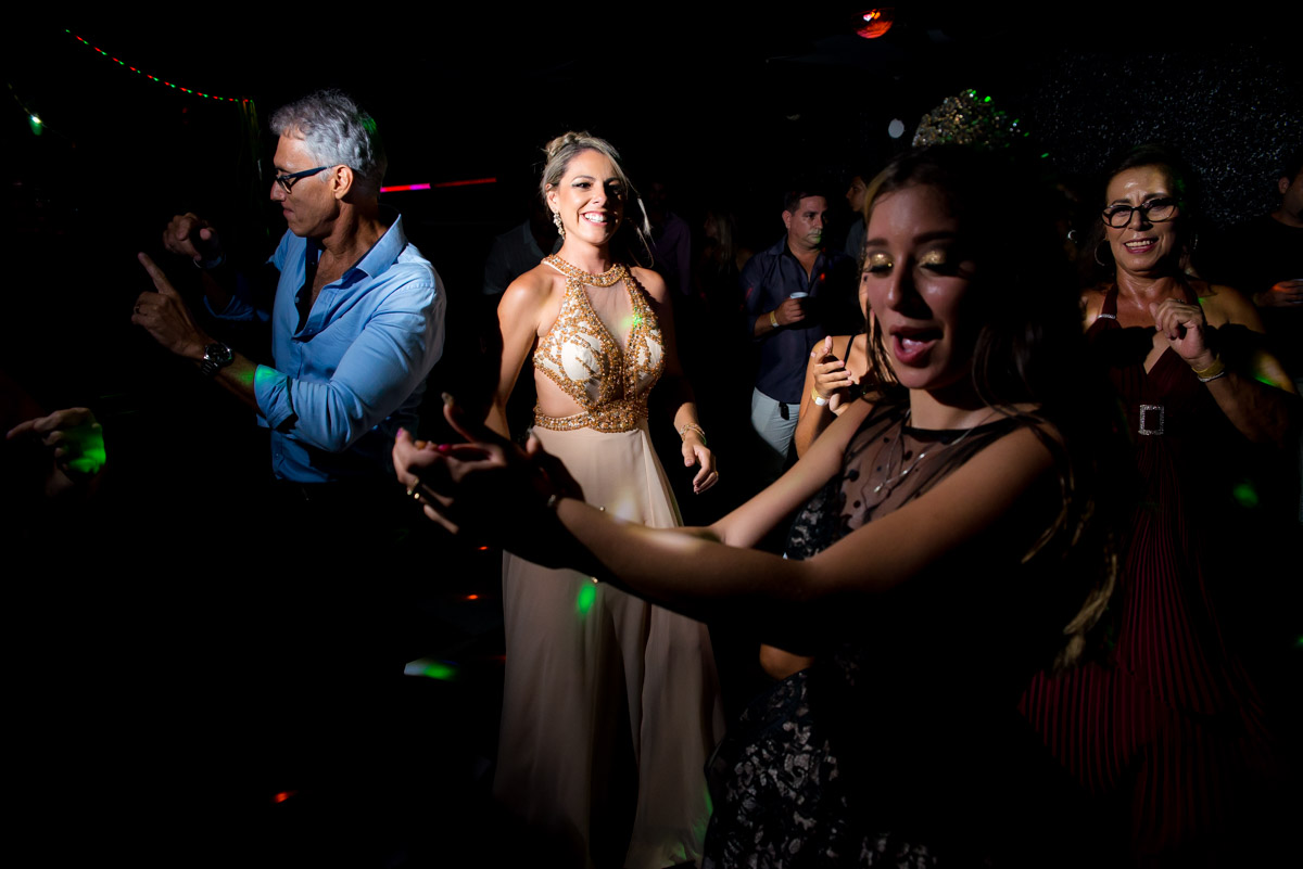 debutante dançando com a família na pista de dança