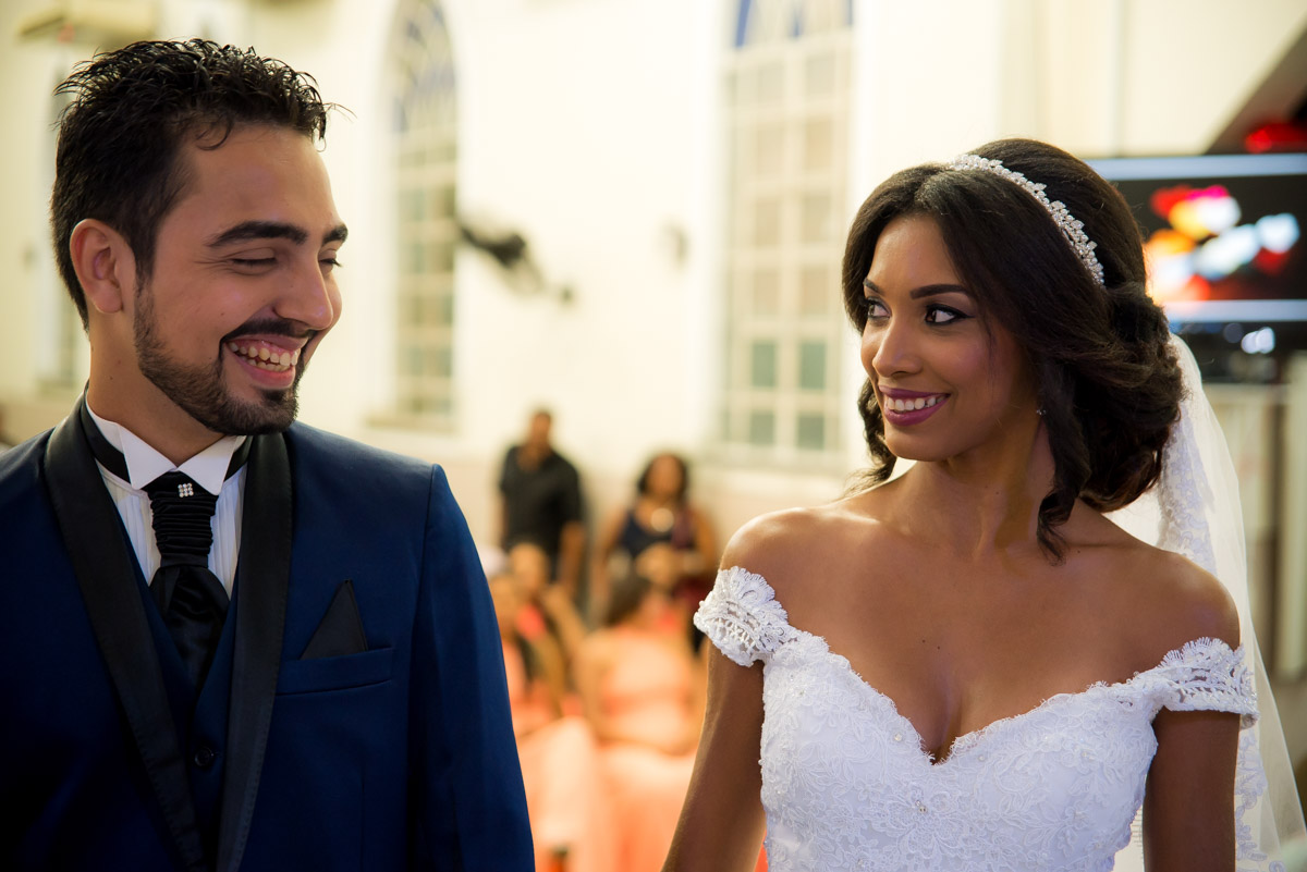 noivos se olhando no altar fotógrafo fabio doria 