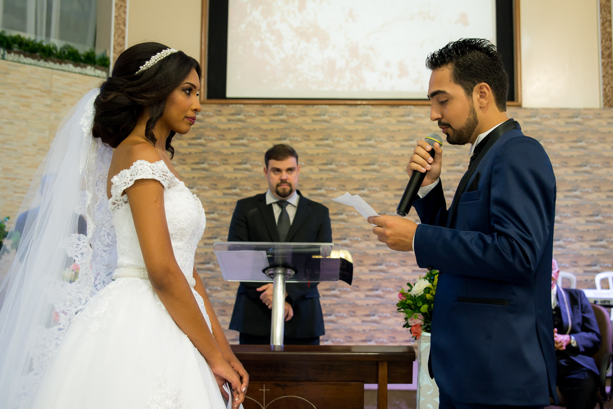 noivo fazendo homenagem para noiva 