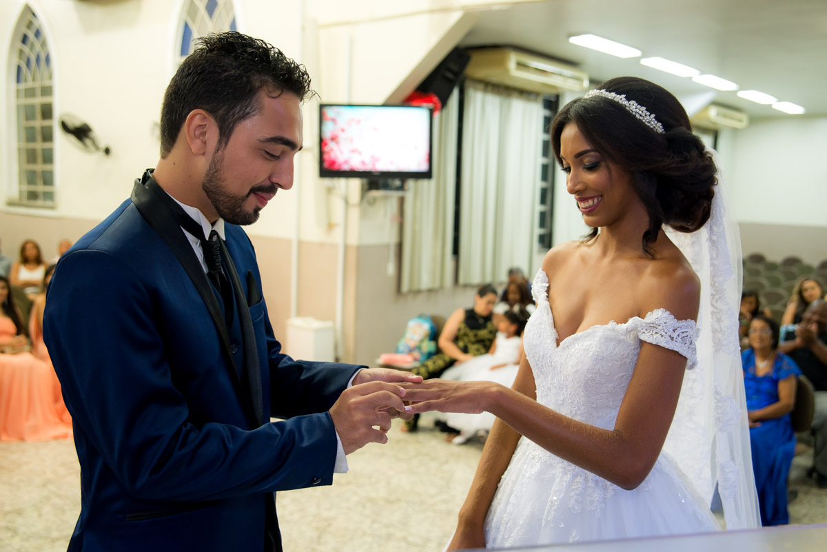 noivo colocando aliança na noiva