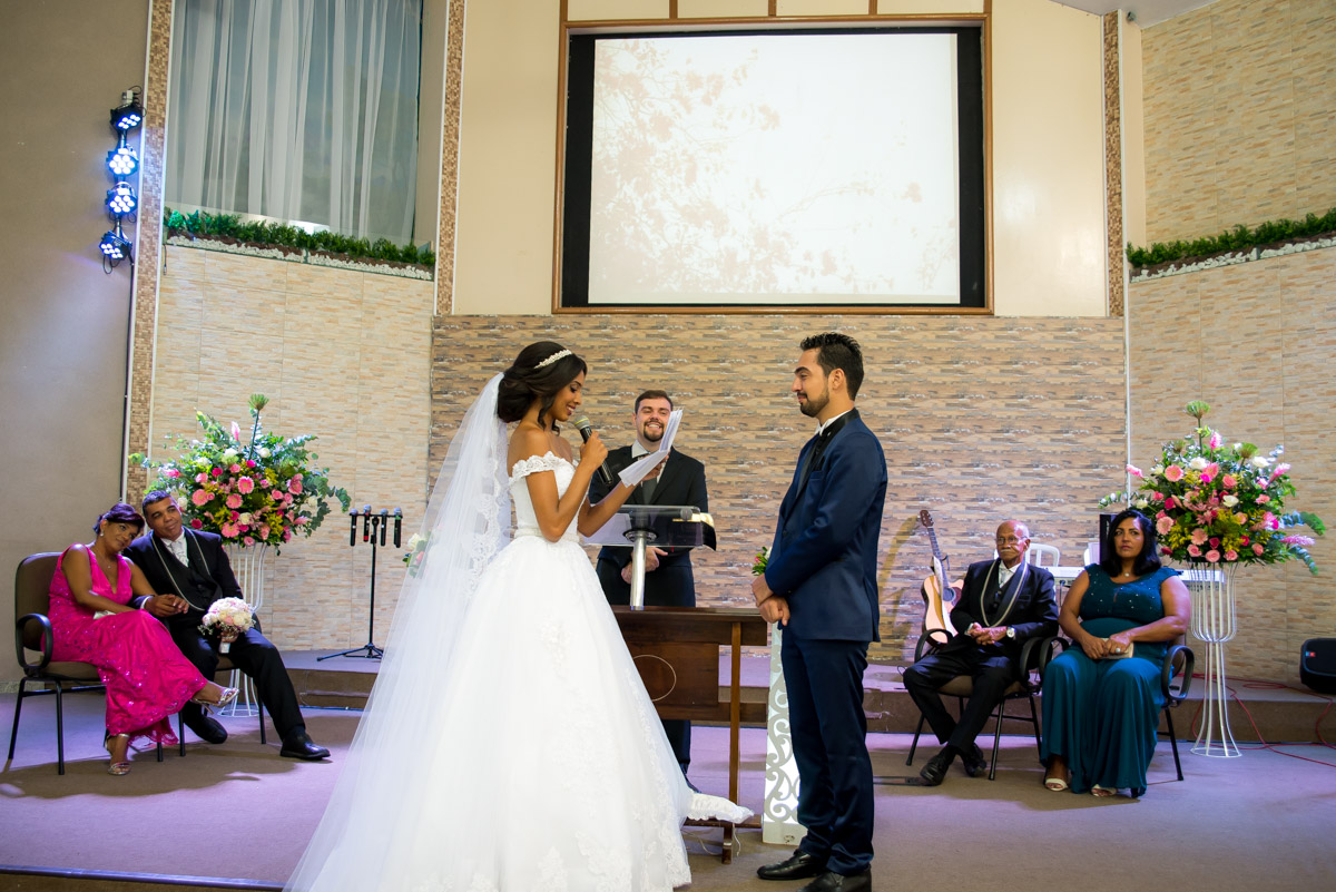 noiva fazendo homenagem para noivo 