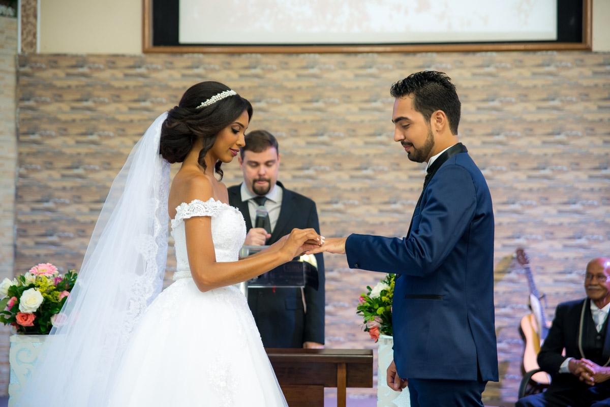 noiva colocando aliança no noivo 