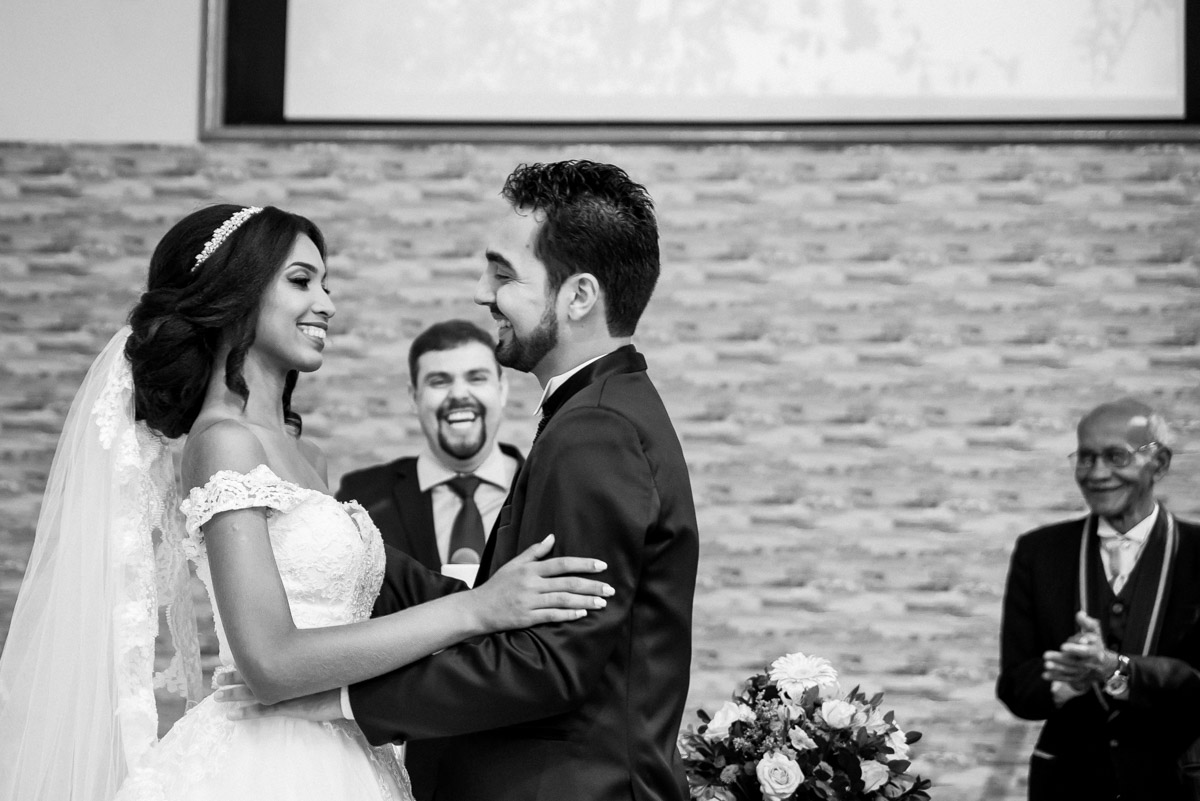 carinho dos noivos no altar 