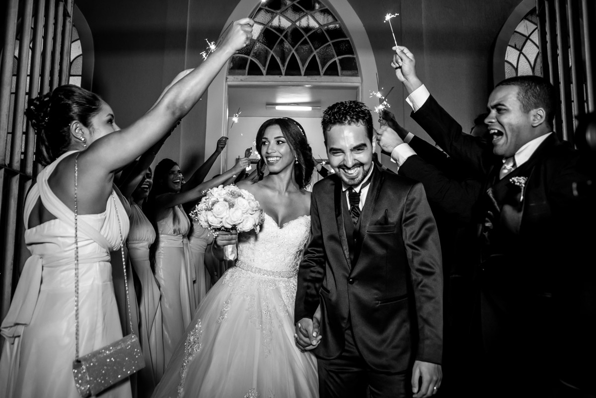 saída dos noivos da igreja