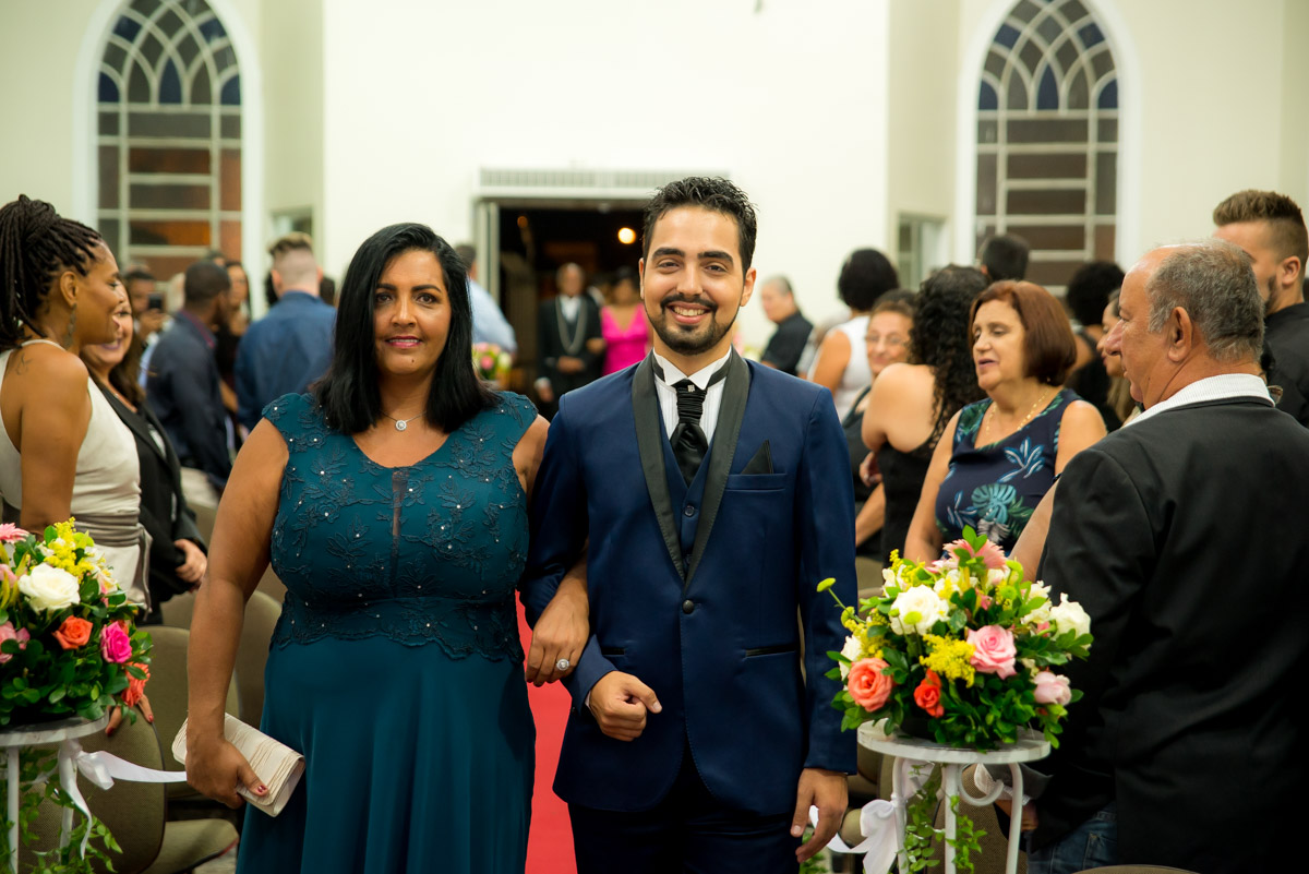 Primeira Igreja Batista de Moça Bonita noivo entra com a mãe 