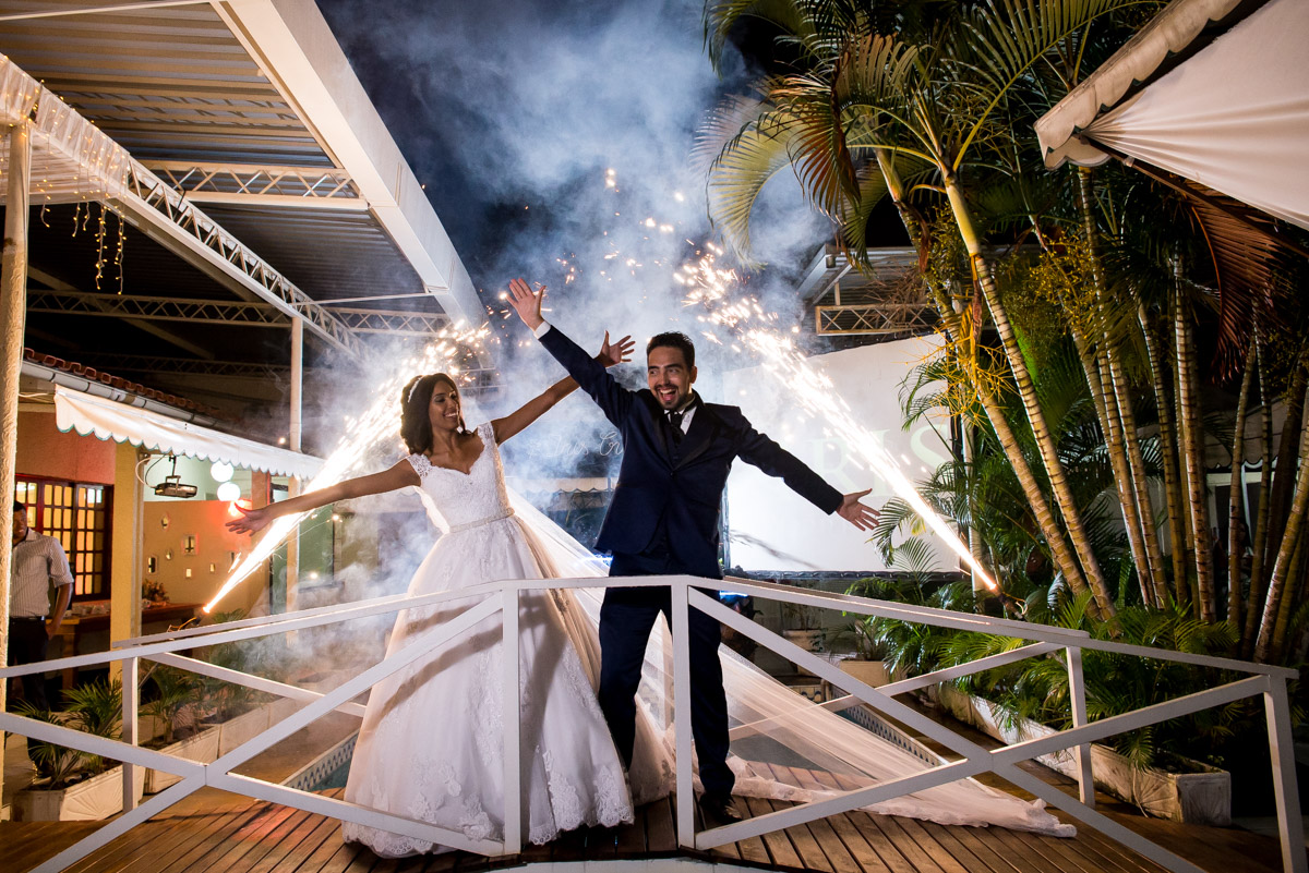 casal na ponte com fogos indoor 