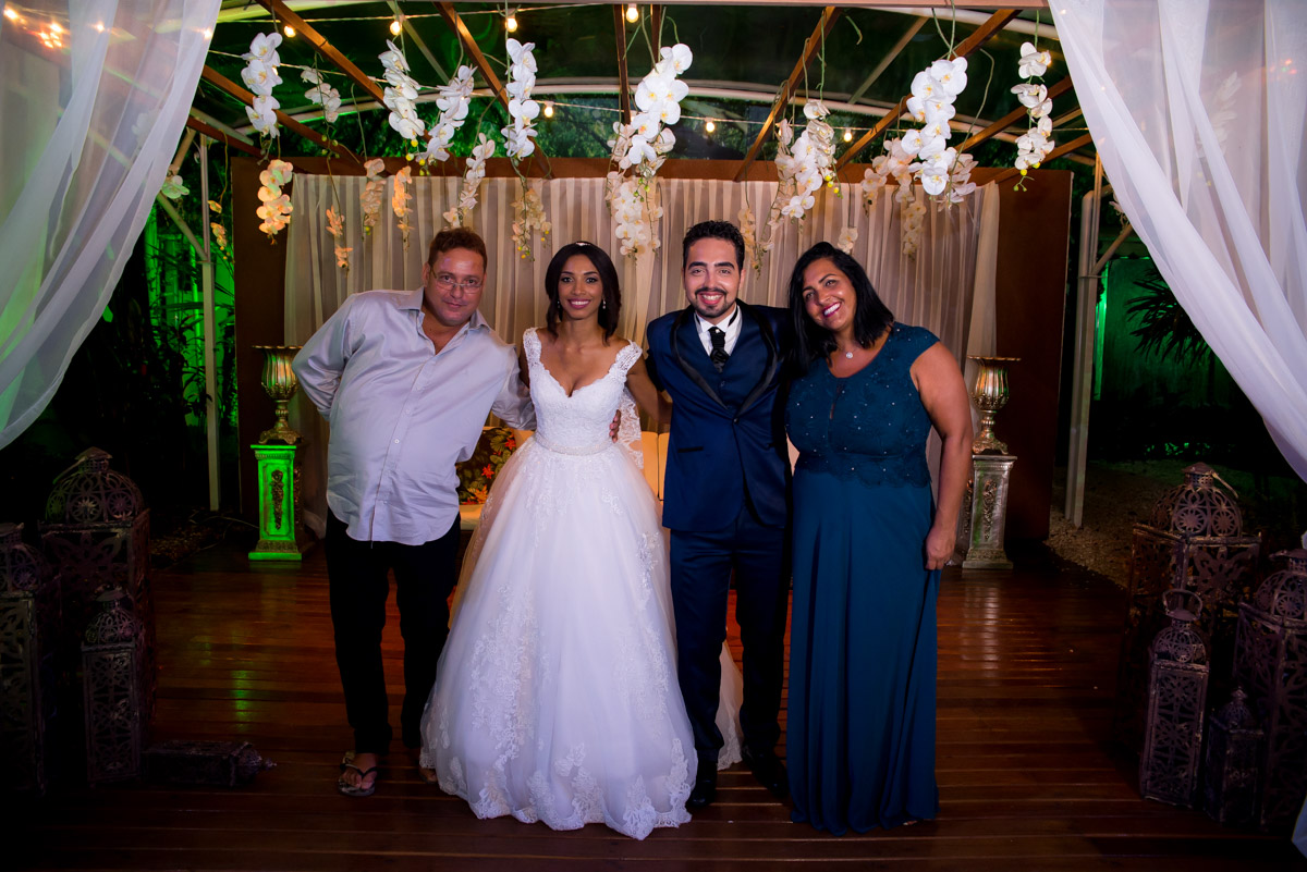 noivos com os pais do noivo de chinelo