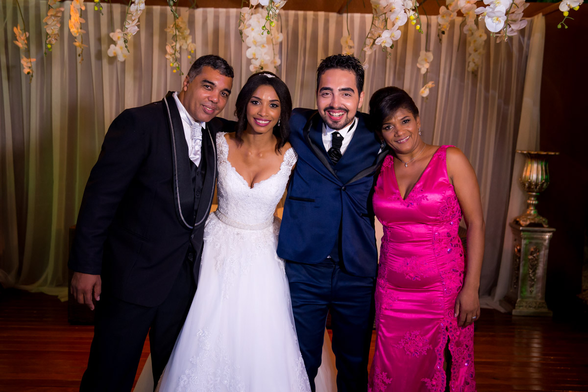 noivos com os pais da noiva 