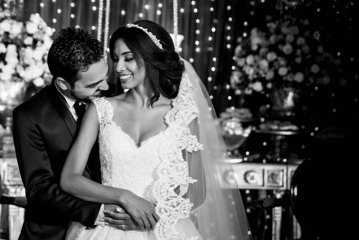 noivo beijando ombro da noiva