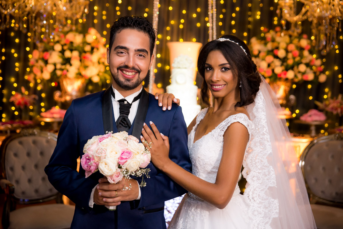 pose para casamento noivo segurando buquê