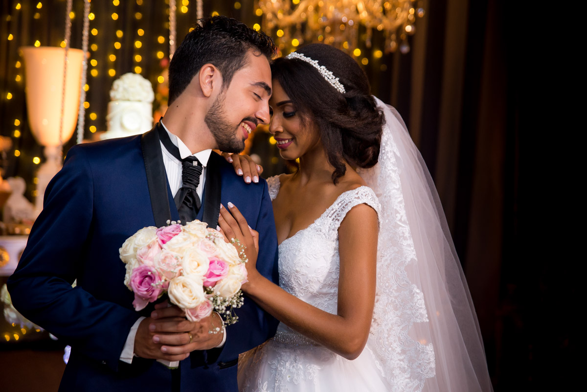 pose para casamento noivo segurando buquê fotógrafo de casamento fabio doria 