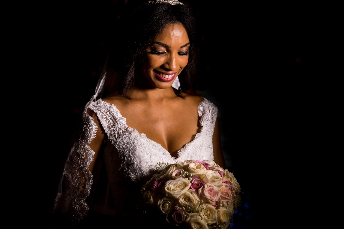 noiva olhando para o buquê