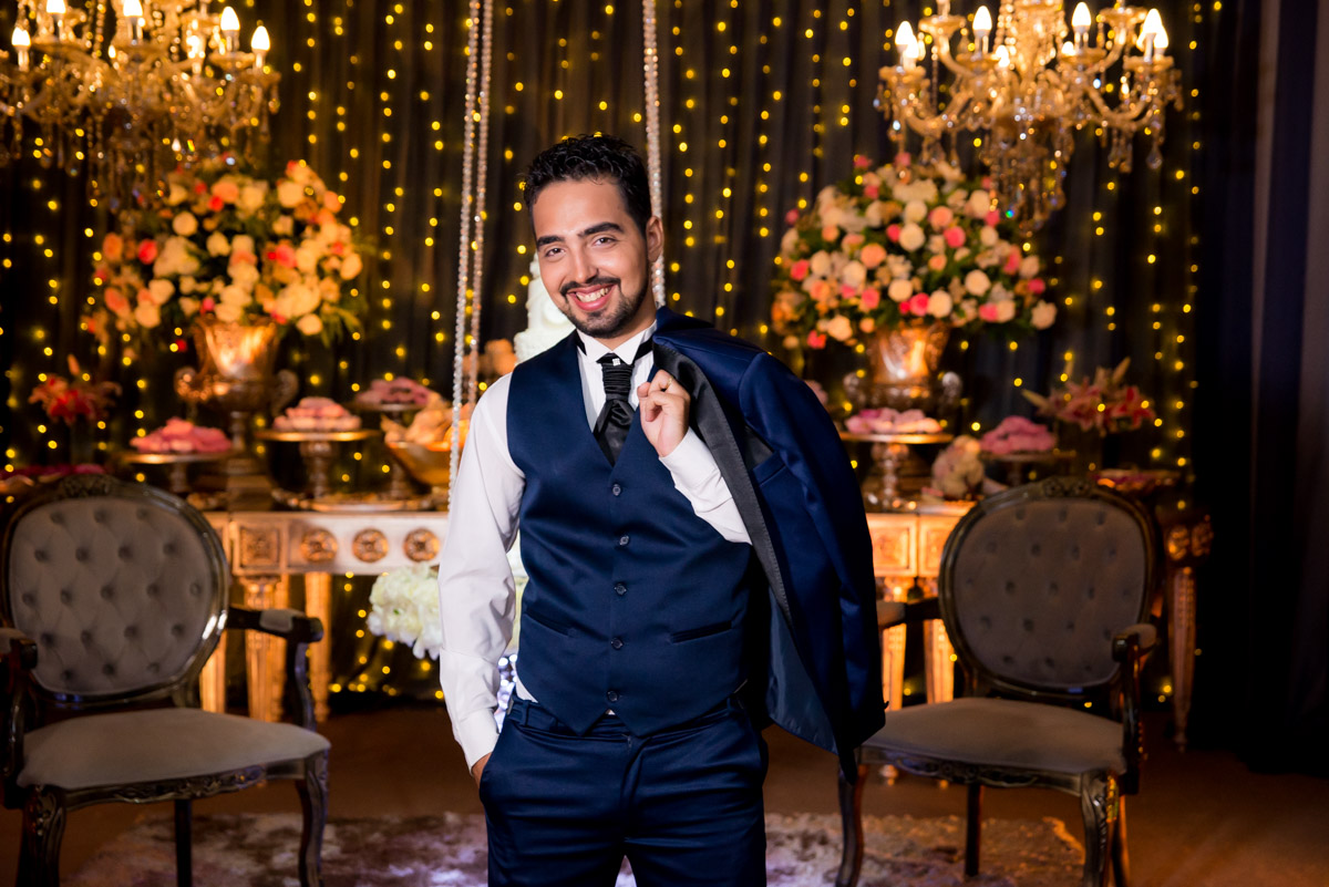 noivo segurando paletó 