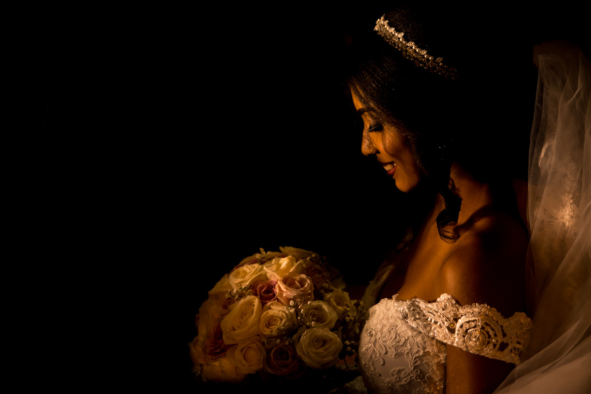 noiva dentro do carro olhando para o buquê