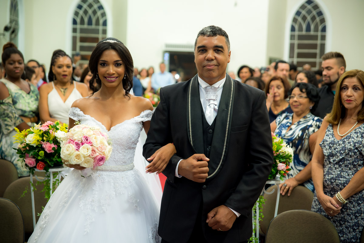 noiva sobe com pai no altar 